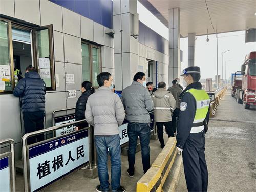 检查站登记窗口核查风险人员信息/来自1039调查团