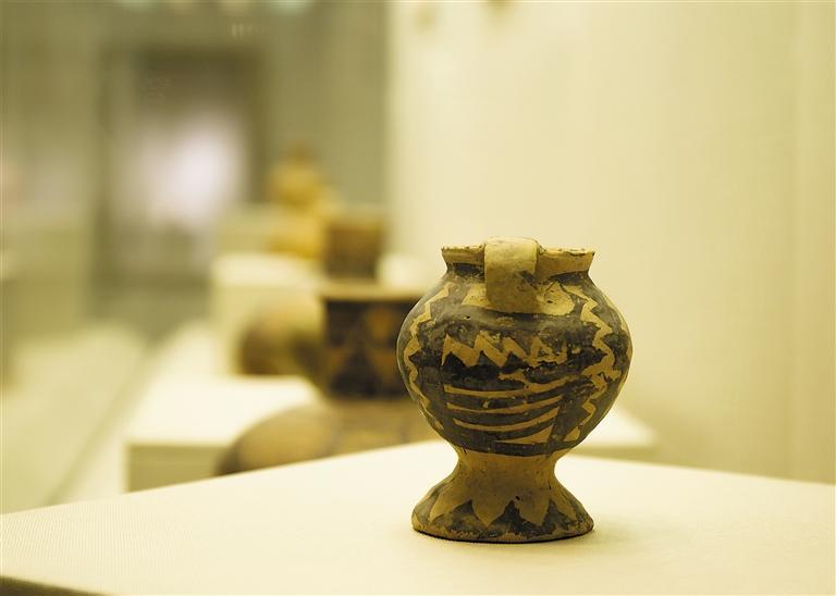 锯齿纹单耳高足彩陶杯