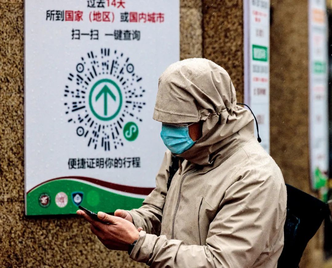 3月21日，上海市，人们在进入医院前扫描行程码。图/澎湃影像