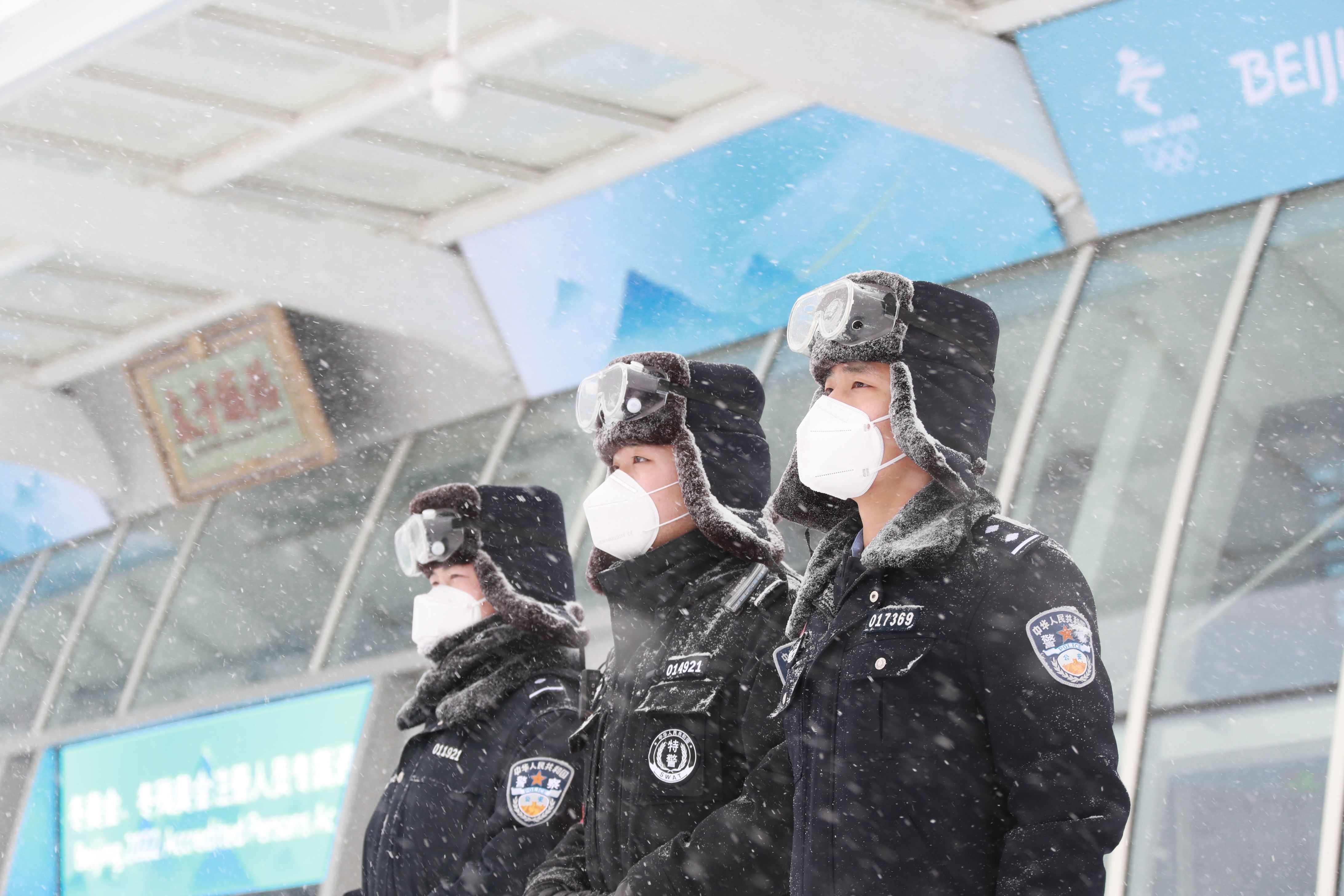 警察雪中执勤图片