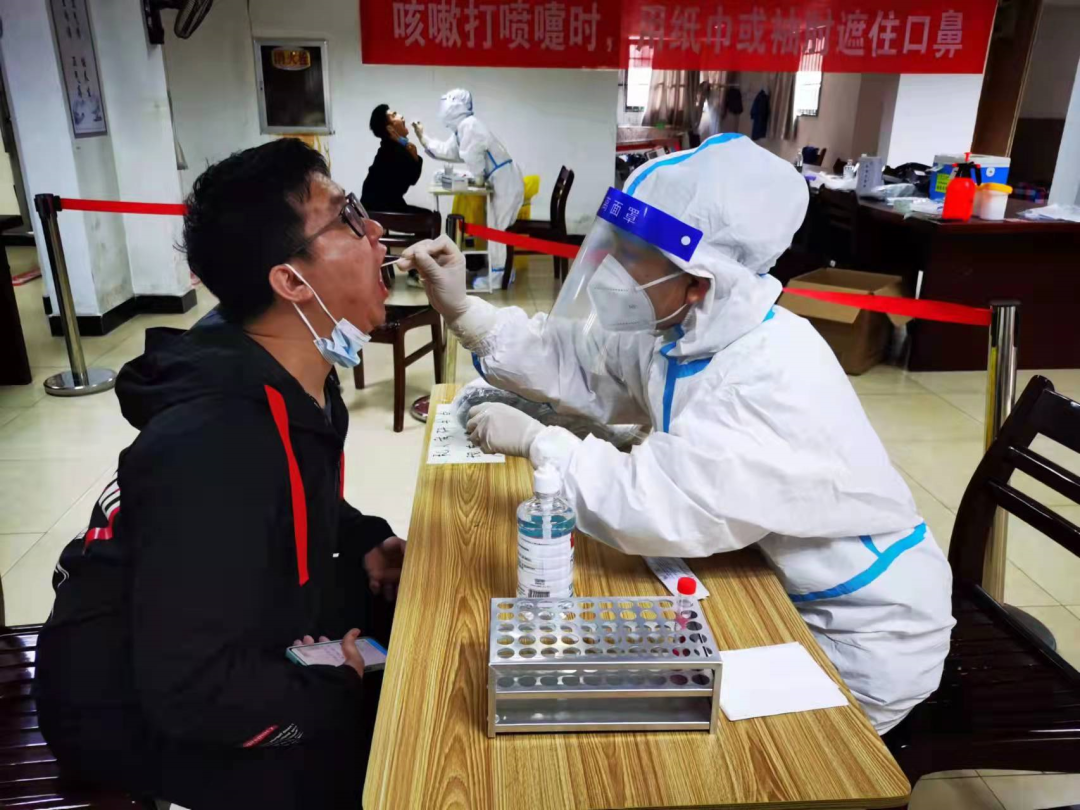 附属医院核酸采集医疗队员在江西中医药大学为师生采集核酸