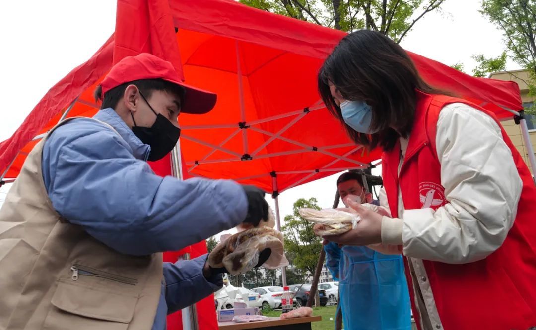 ↑米拉迪力为一线抗疫人员派送午餐。新华社记者 郭杰文 摄