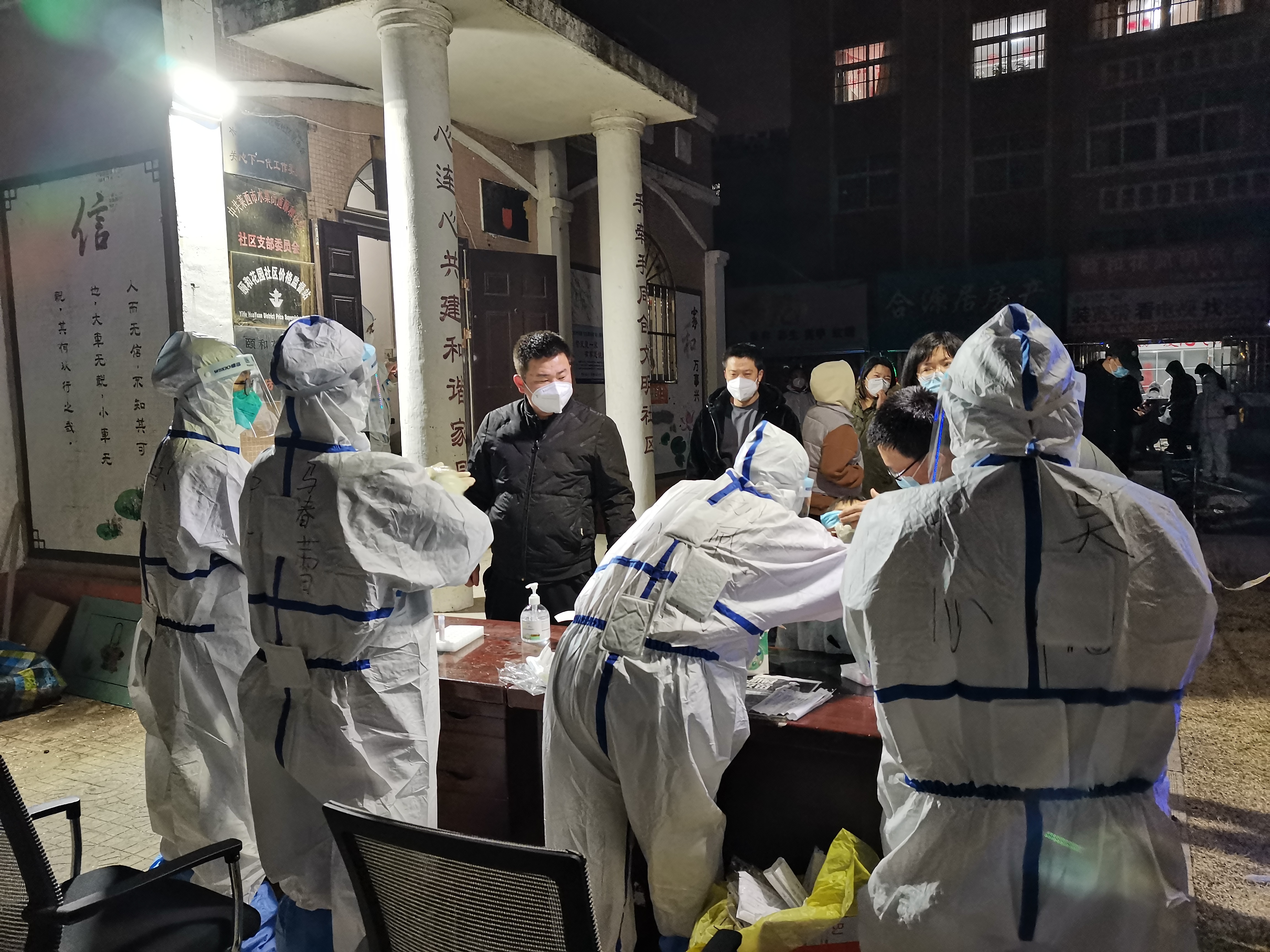 为你而“莱” 无问东“西” 青岛市中心集团莱西核酸采样医疗队被 授予“战疫先锋示范岗”