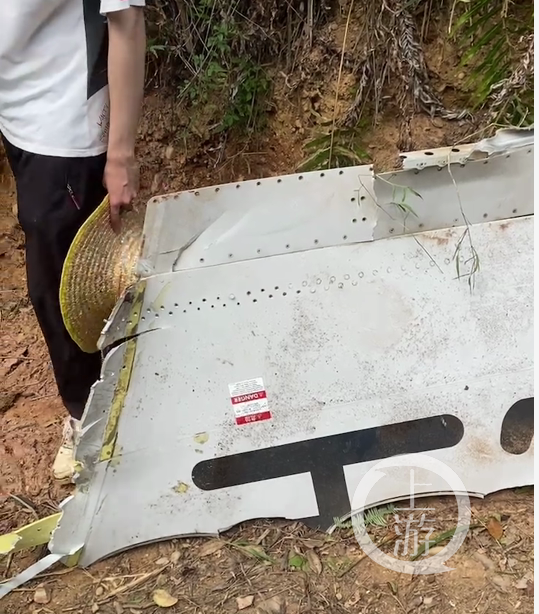  载百余人客机广西梧州坠毁，2分钟从8000米坠落地面，现场画面曝光