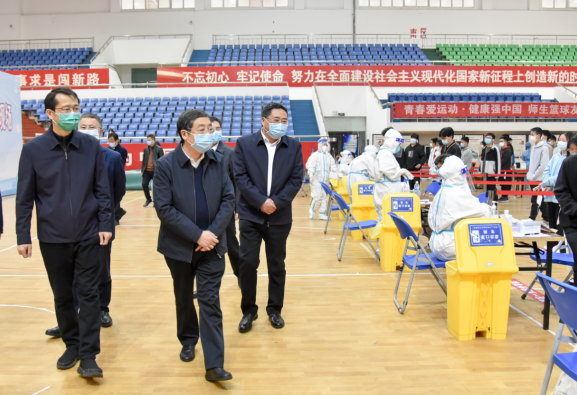 江西中医药大学党委书记徐兰宾到核酸检测现场指导