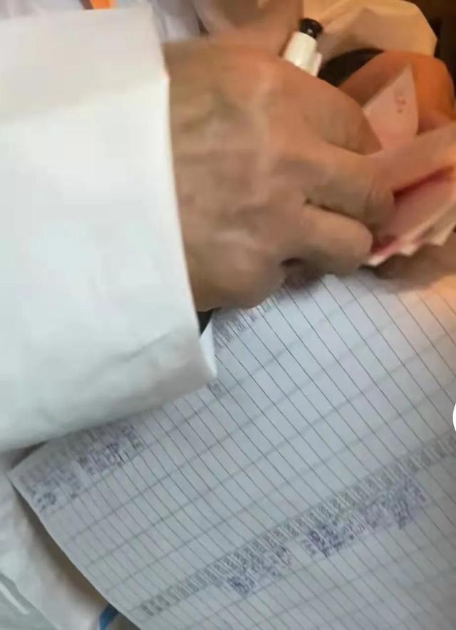 72户房客被隔离封控，房东给每户送200块现金