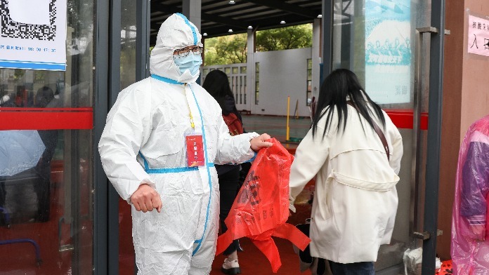 江西师范大学：风雨球馆门口的教授夫妻志愿者