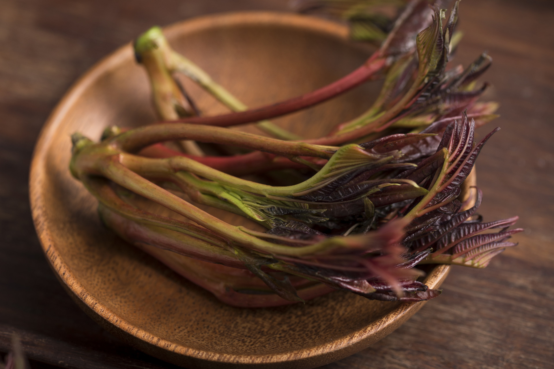 "雨前椿芽嫩无丝,雨后椿芽生木质",说到野菜,香椿芽绝对要有姓名,它