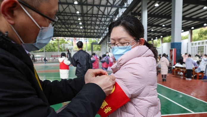 江西师范大学：风雨球馆门口的教授夫妻志愿者