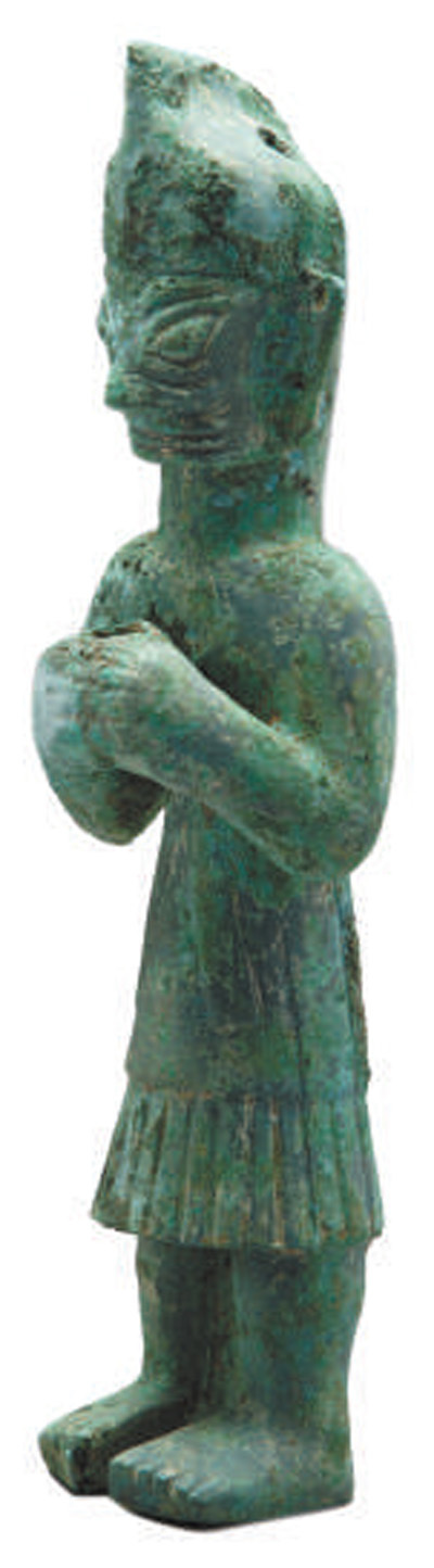 三星堆商代遗址出土戴尖帽铜立人像