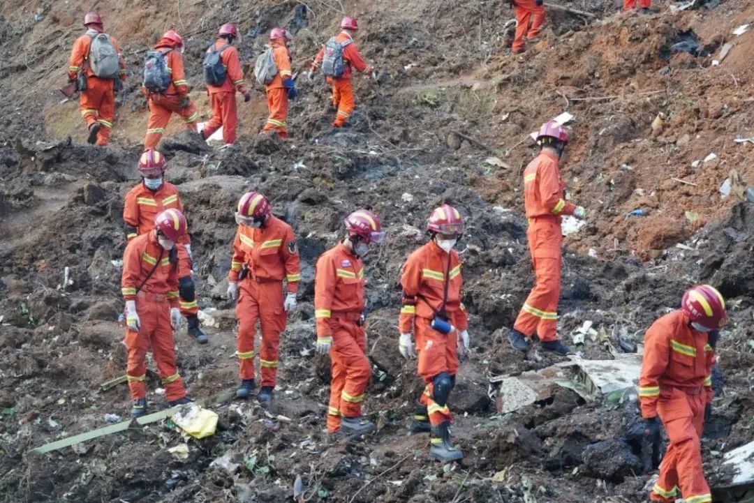 ▲2022年3月21日，广西梧州藤县，救援人员在东航MU5735波音737客机失事现场搜救 图/人民视觉