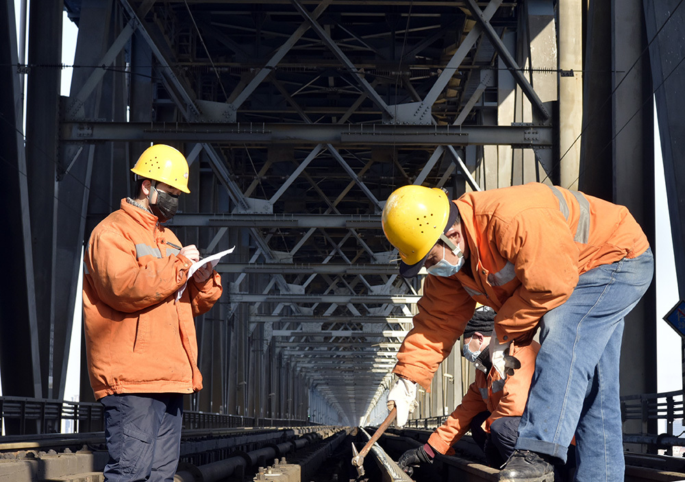 疫情期间,九江桥工段九江大桥车间检查工区职工对九江长江大桥进行