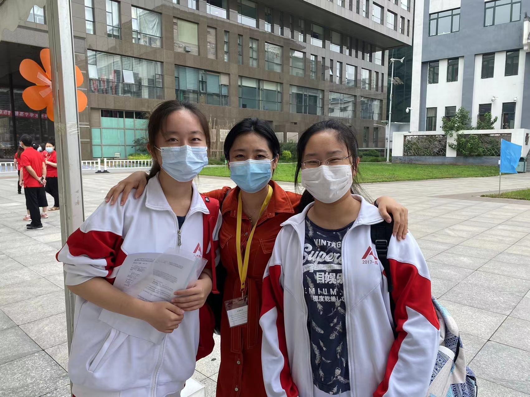 和渊为自己的学生高考送考