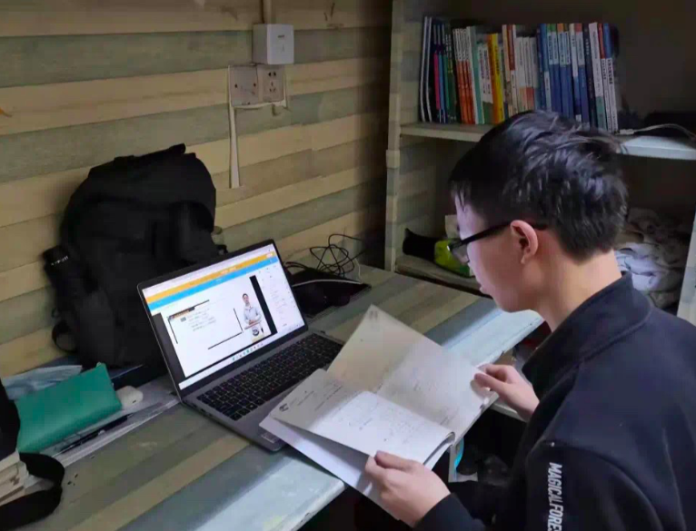 全面启动线上教学，学生在宿舍上网课。