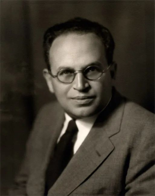 保罗·拉扎斯菲尔德（Paul F.Lazarsfeld，1901-1976），社会学家、传播学家。他1901年2月13日生于奥地利维也纳，1925年毕业于维也纳大学，曾获数学博士学位，后来对社会心理学和传播研究产生兴趣。著有《社会科学中的数学思想》《社会研究的语言》等。