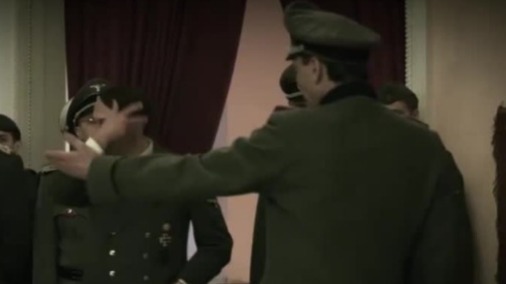 纳粹军官在怀中藏匿炸弹要和希特勒同归于尽，希特勒如何躲过一劫？