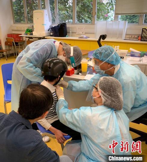香港特區政府教育局通過派出義務醫療團隊等方式，協助特殊學校學生接種新冠疫苗?！顫櫺?供圖