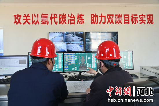 图为研发工作人员监测试验过程。 牛春富 摄