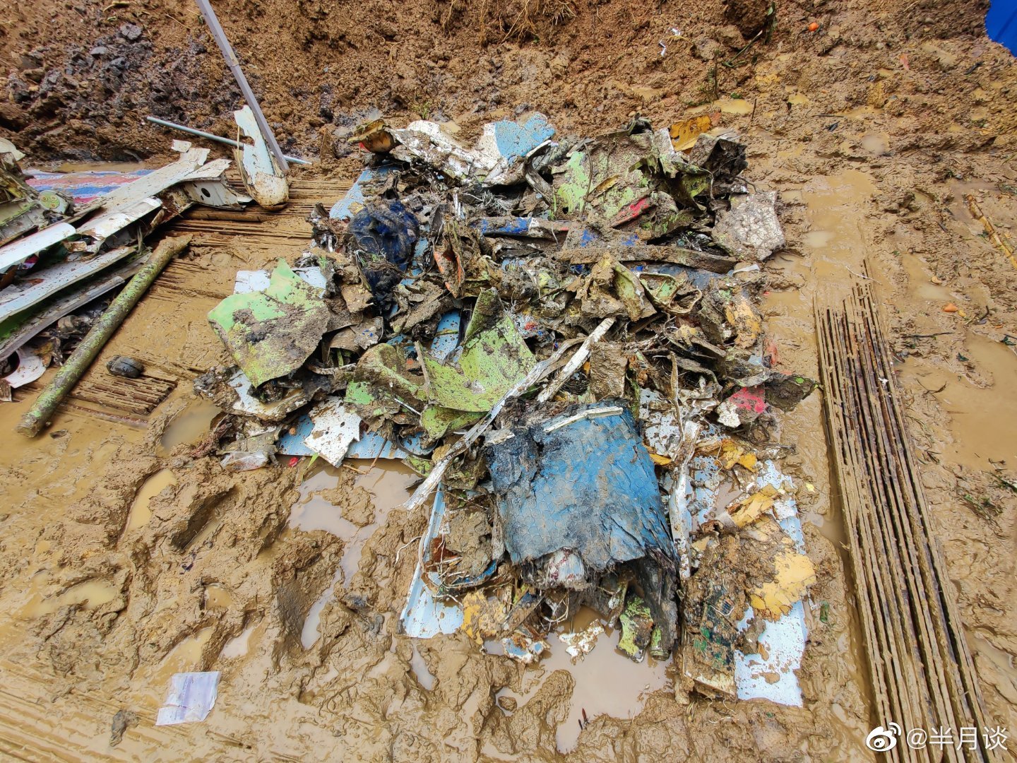东航飞机遗体残骸图片图片
