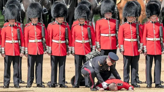 【环球时报记者 刘皓然】本月上旬,一名年轻躁动的英国女王卫兵擅自