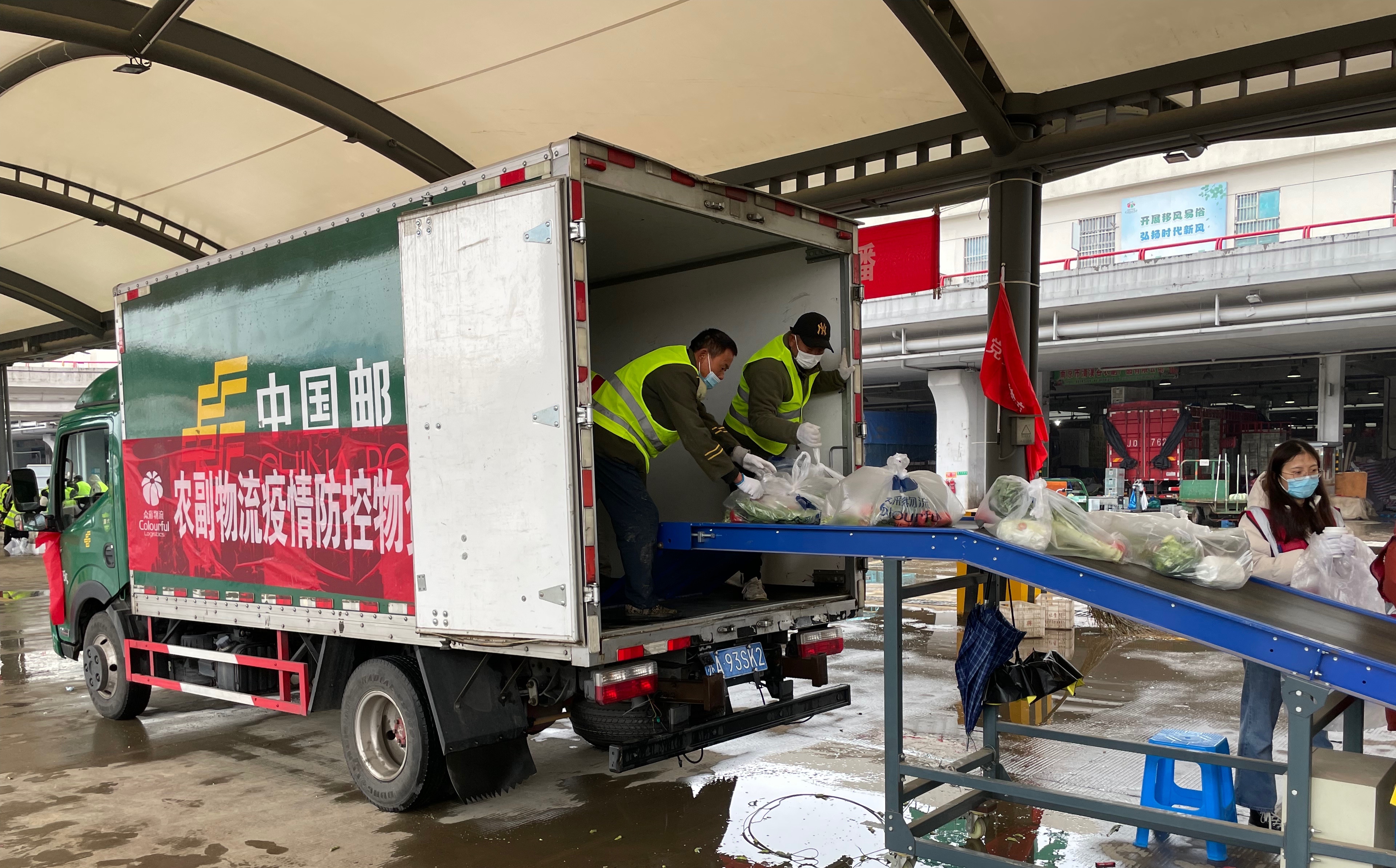 "去年疫情期间就积极参与封控区运输任务的邮车驾驶员肖东