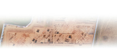 图为黄山新石器时代遗址山顶台探方区航拍全景