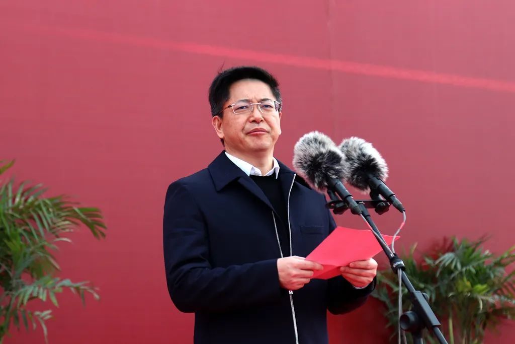 市委常委,常务副市长刘辉主持开工活动.