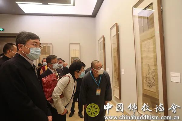 日本国驻华大使馆公使贵岛善子女士等嘉宾观看展览