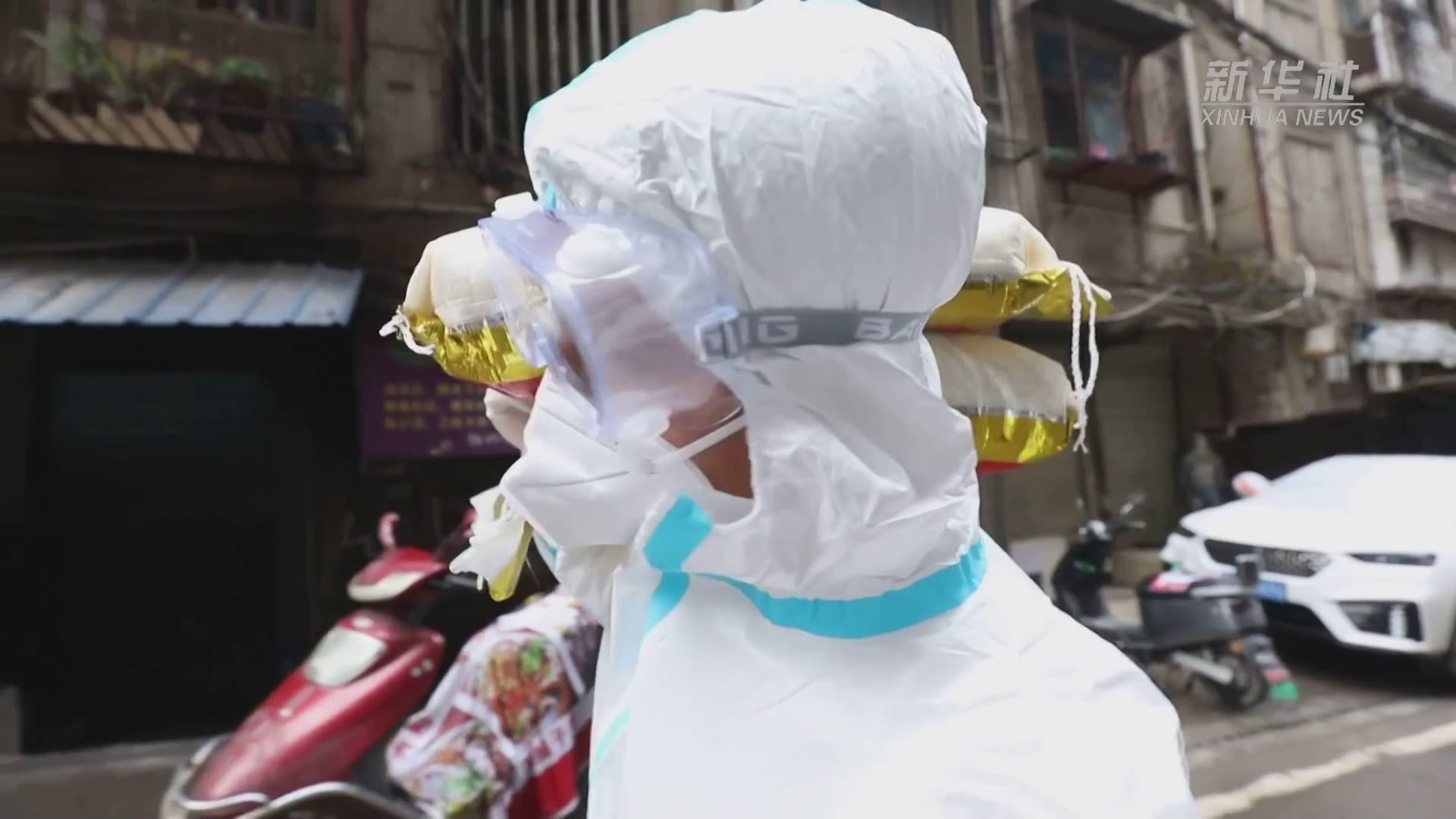 封控区里的"跑腿哥"小彭_凤凰网视频_凤凰网