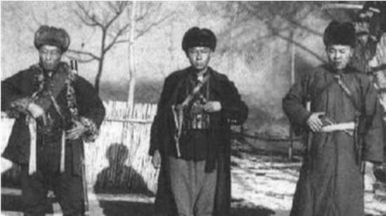 昂拉武装叛乱被解放军平息,逃亡中的项谦主动向政府交出武装