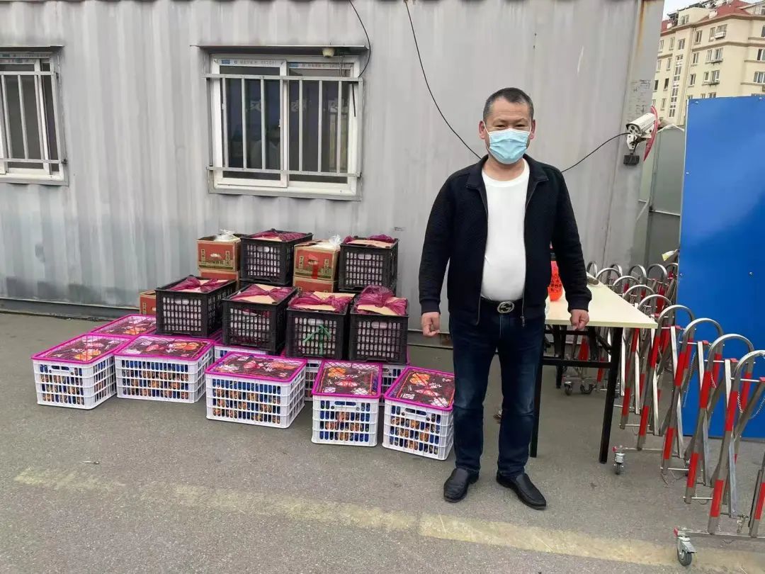 社区居民于化集向社区捐赠物资