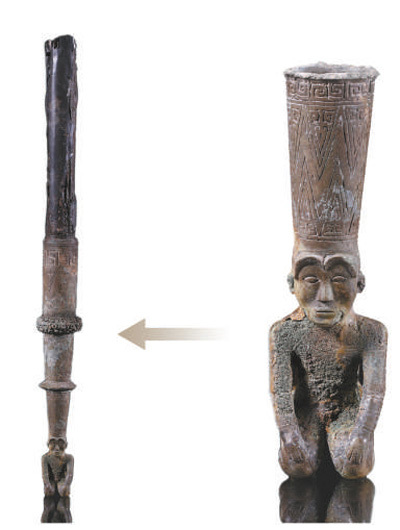 国字山战国墓葬出土铜跽坐人镦。