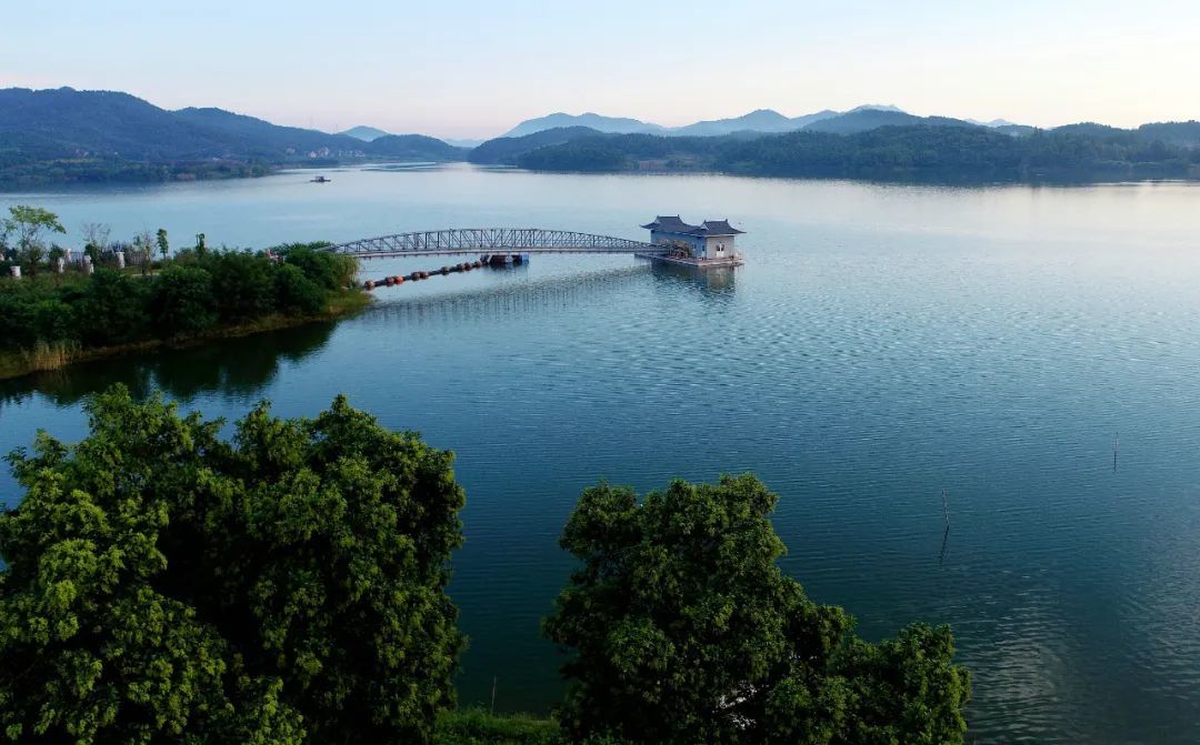 庐江县罗河镇张院自来水厂漂浮式泵房正在进行抽水作业.