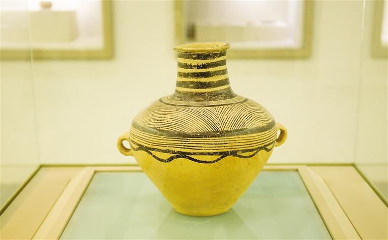 弧线纹双耳彩陶壶