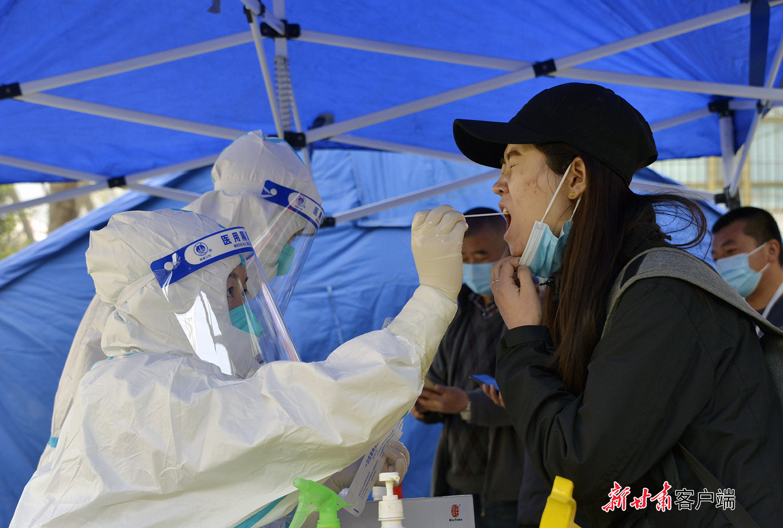 医务人员正在为市民做核酸检测采样工作