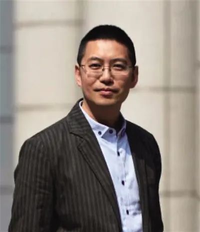 刘海龙，中国人民大学新闻学院教授、博士生导师。著有《重访灰色地带》《宣传》等。译有《新闻的十大基本原则》《传播理论导引：分析与应用》《大众传播效果研究的里程碑》等。