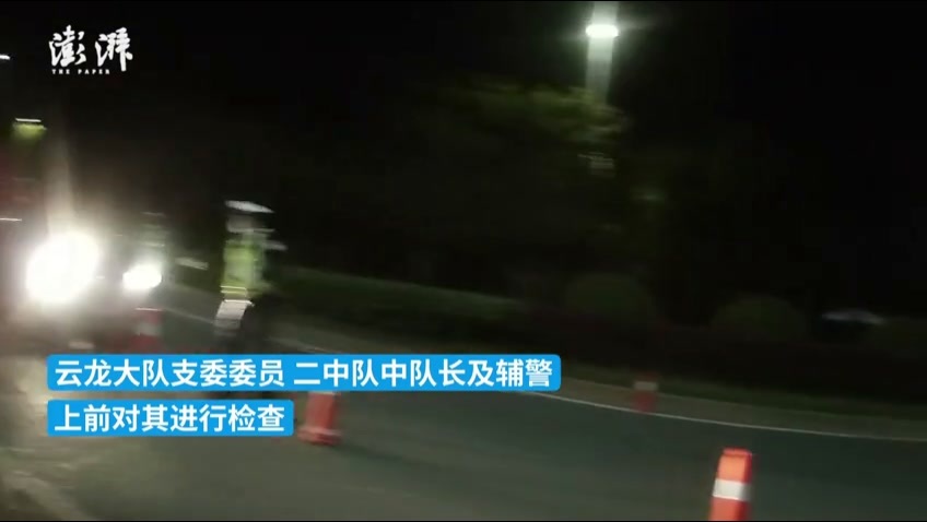 男子酒驾遇民警检查欲掉头逃逸，被拦下后加速冲卡撞伤民警