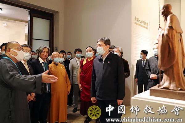 中国佛教协会会长演觉法师、中国佛教协会副会长班禅额尔德尼·确吉杰布与嘉宾共同观看展览