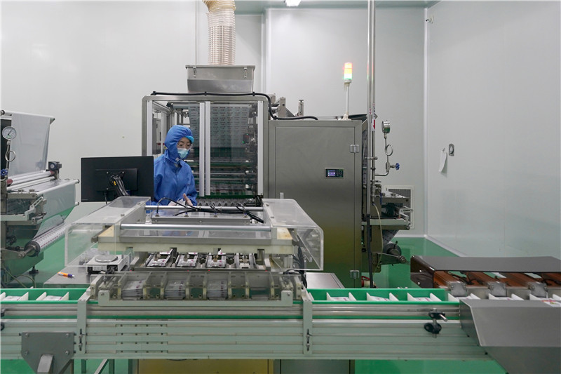 3月18日,河北邢台经济开发区一家防疫药品生产企业工人在生产线上工作