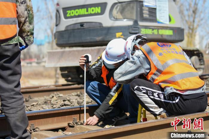 专业技术人员正在对轨道进行参数测量。 赵亮 摄