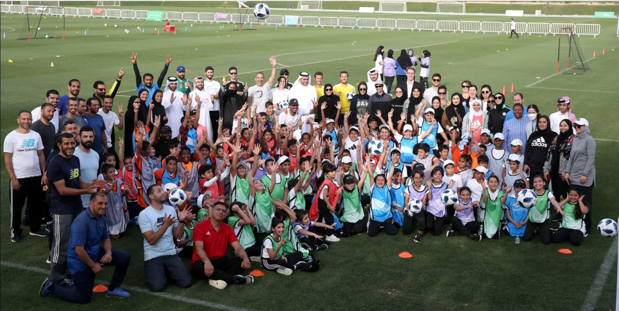 图为FIFA 世界杯明星与卡塔尔小学生参加活动