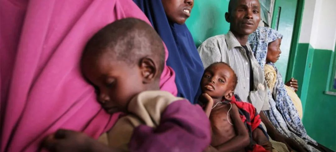 索马里首都摩加迪沙巴纳迪尔医院的走廊里，父母和营养不良、脱水的孩子们在等待