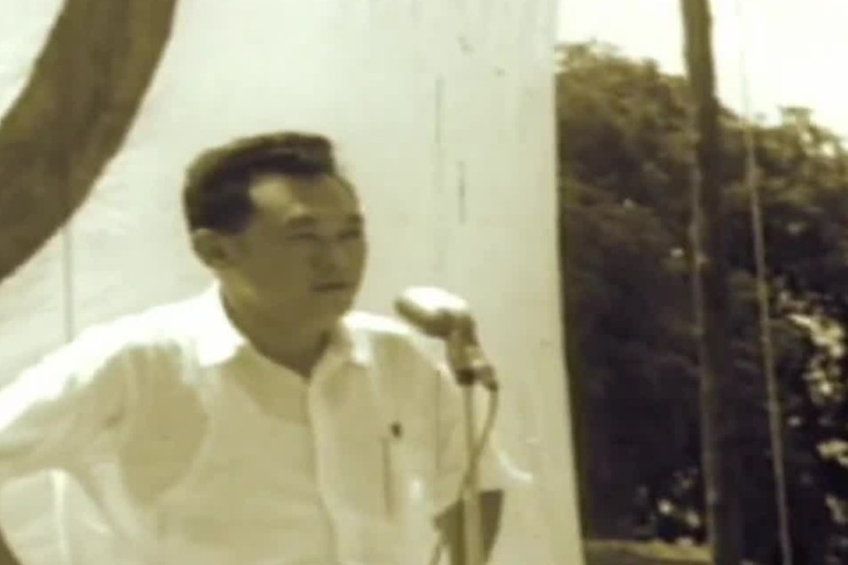 1959年6月人民行动党获得压倒性胜利，35岁的李光耀宣誓就任新加坡总理