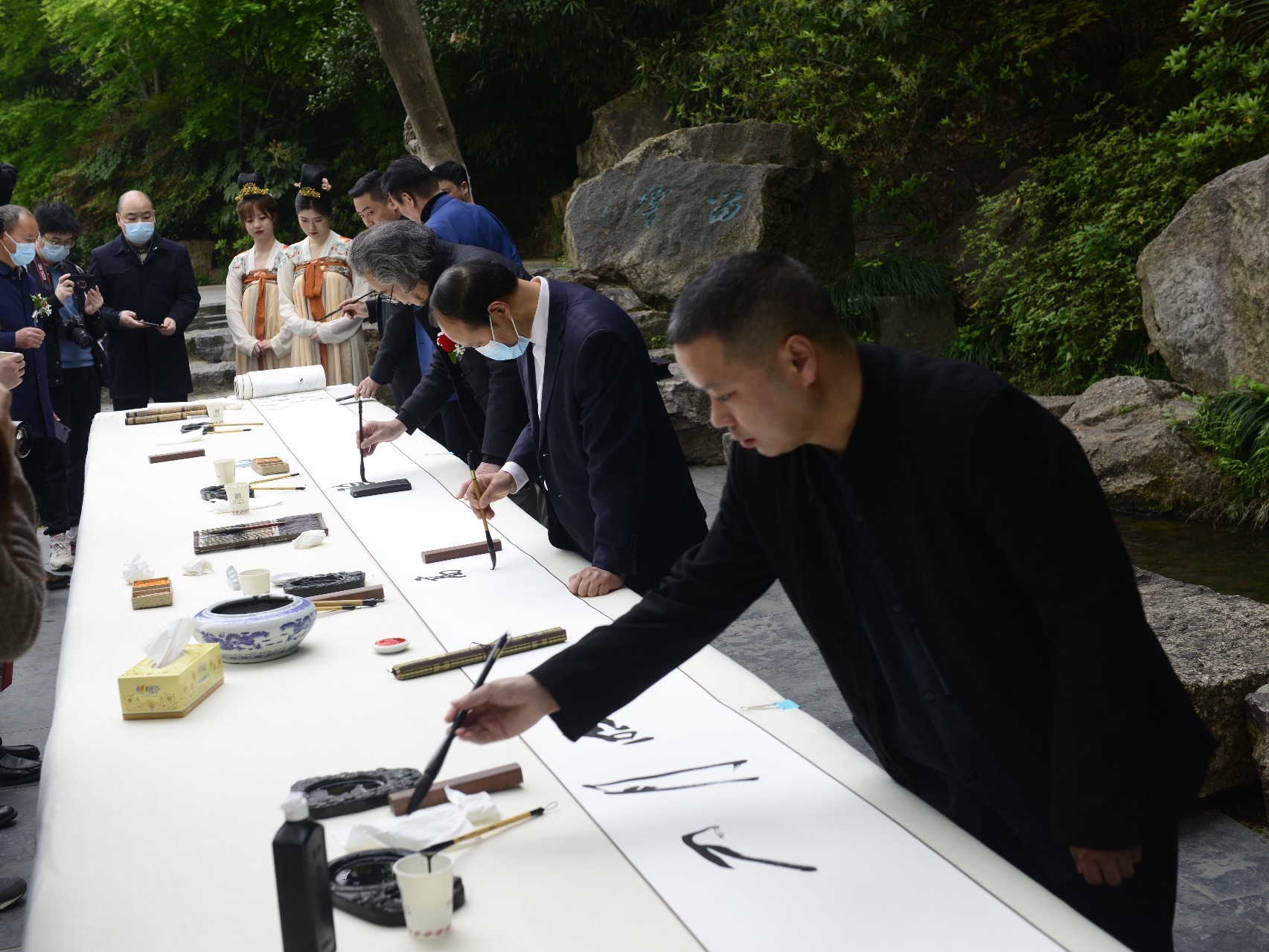 笔墨追先贤挥毫谱新篇黄鹤楼与古为新历届兰亭七子书法邀请展开幕