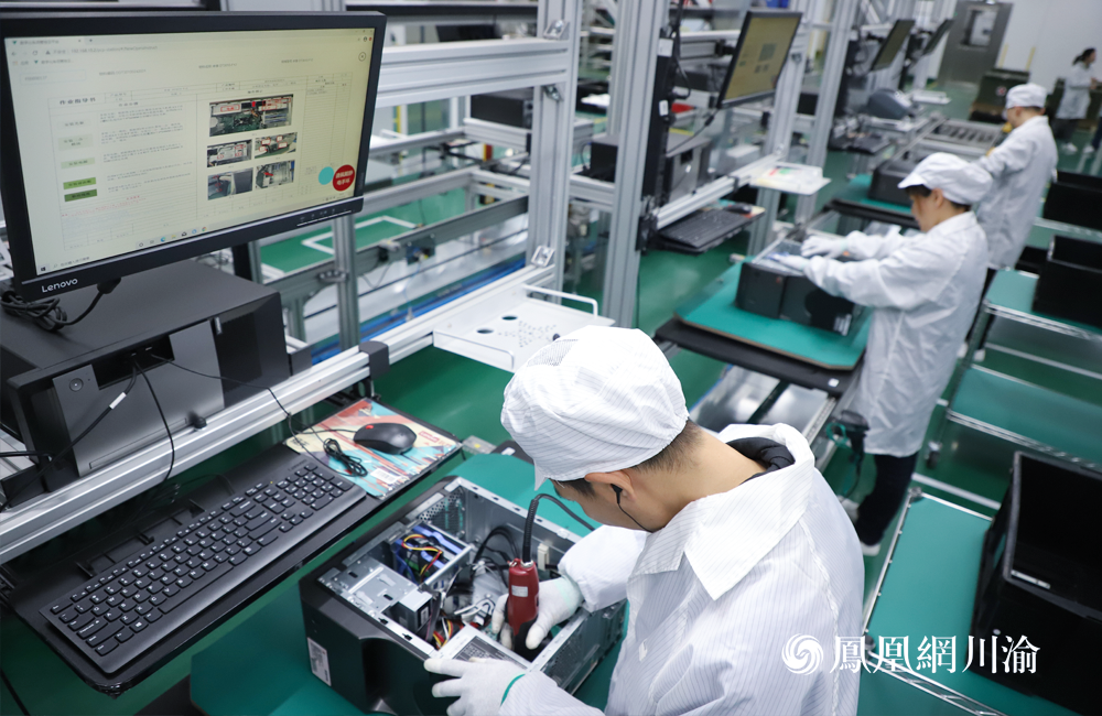 技术人员正在现代化生产线上完成国产计算机服务器生产工作