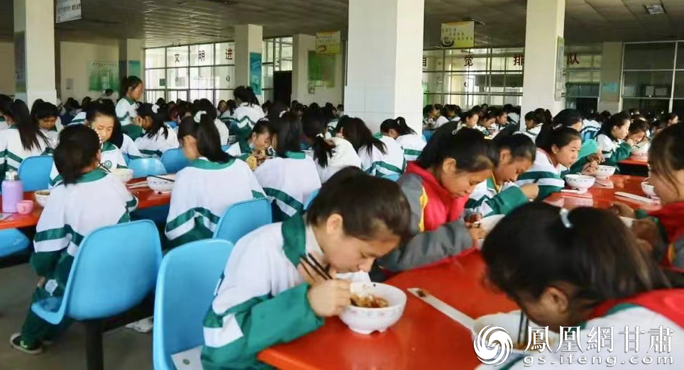 瓜州县以各类餐饮店及食堂为主阵地,发动餐饮服务行业经营者和广大市民等创建主体,参与到“制止餐饮浪费”行动中。瓜州县委宣传部供图