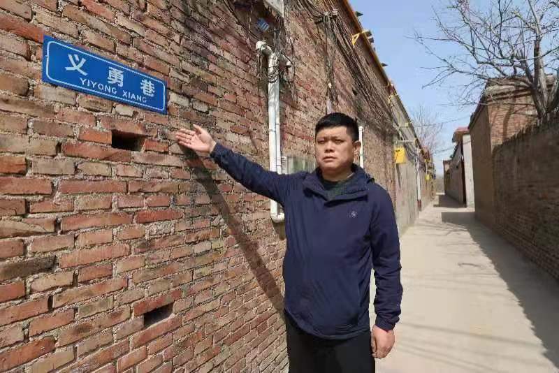 赵辉在“义勇巷”讲述79年前的那场战斗。