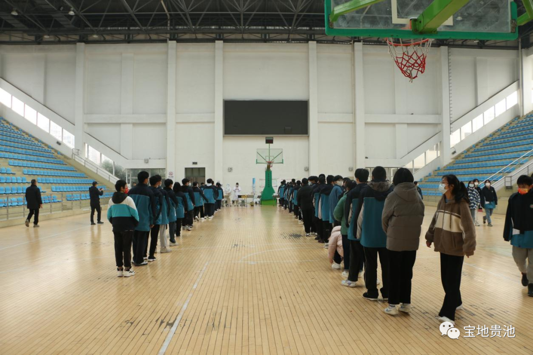 池州市第六中学核酸检测现场报到当天,笔者来到池州市第六中学,杏花村