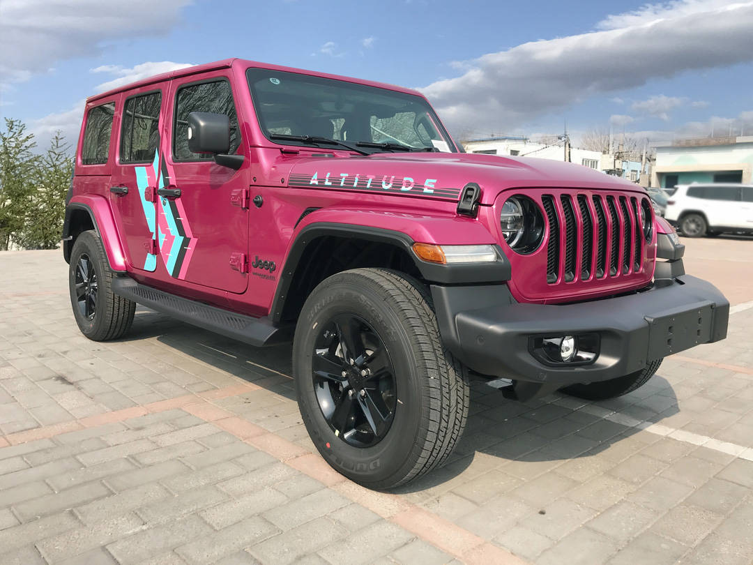 充满运动感2022款牧马人巴哈马沙滩粉特别版到店实拍图片作为jeep品牌