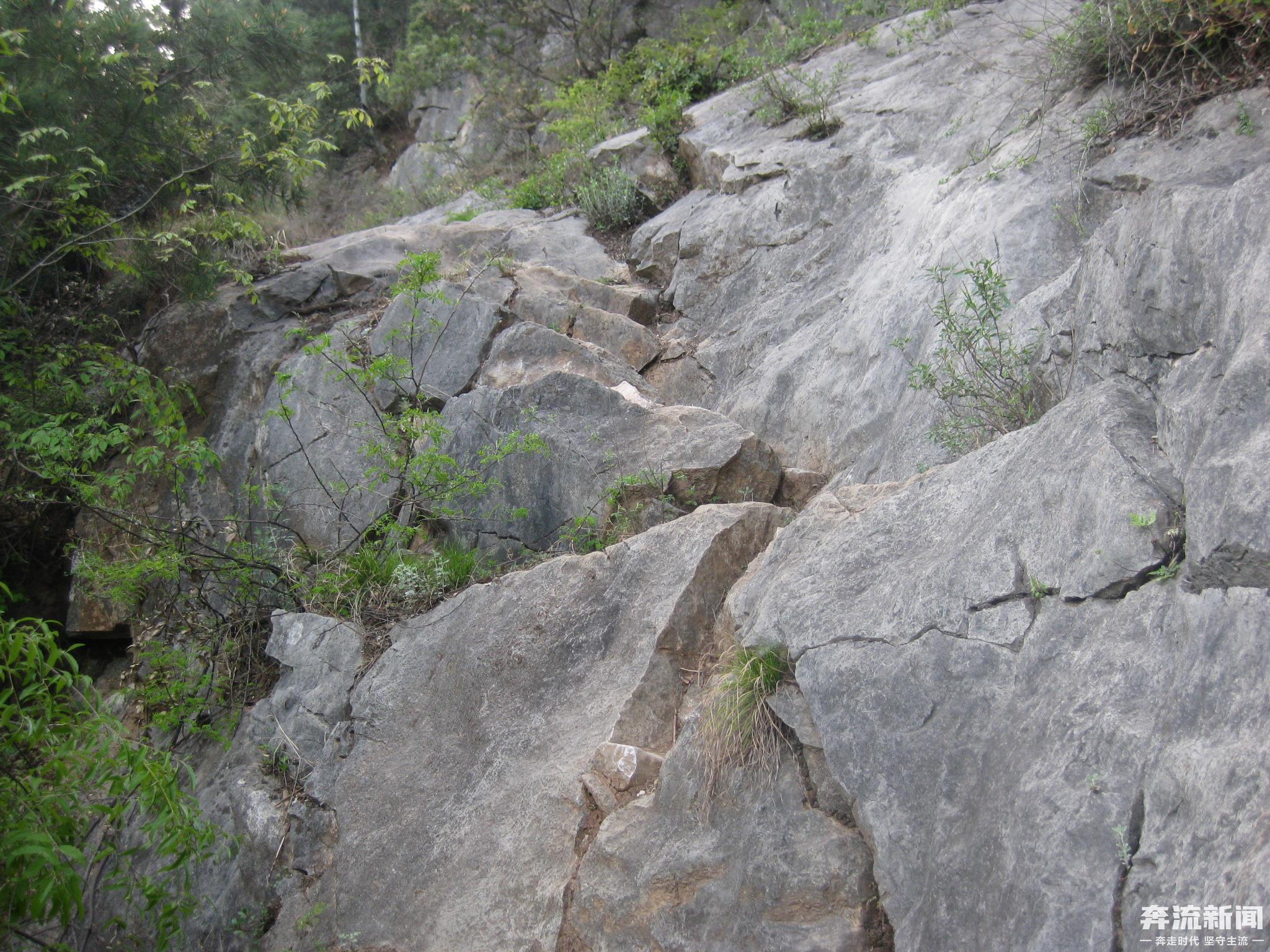 ▲坡壁之上的古道遗迹